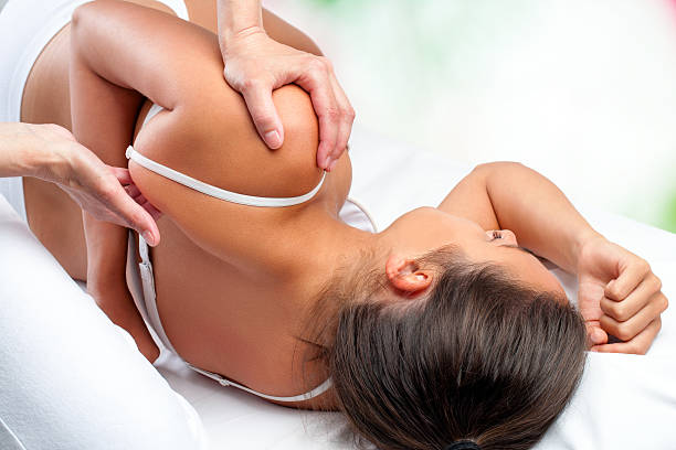 mujer recibiendo un tratamiento de kinesiología