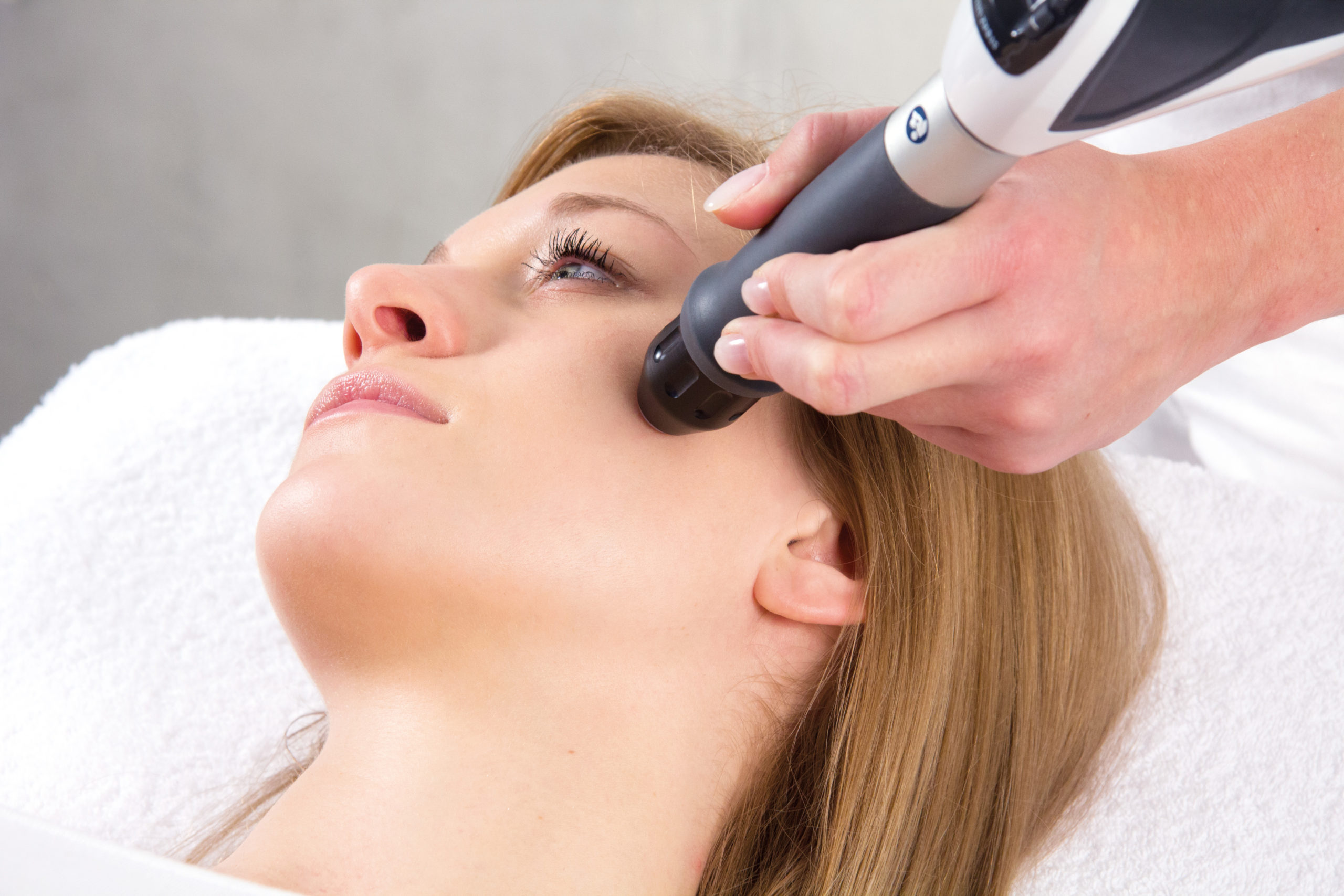 mujer recibiendo un tratamiento facial de ondas de choque en zaragoza