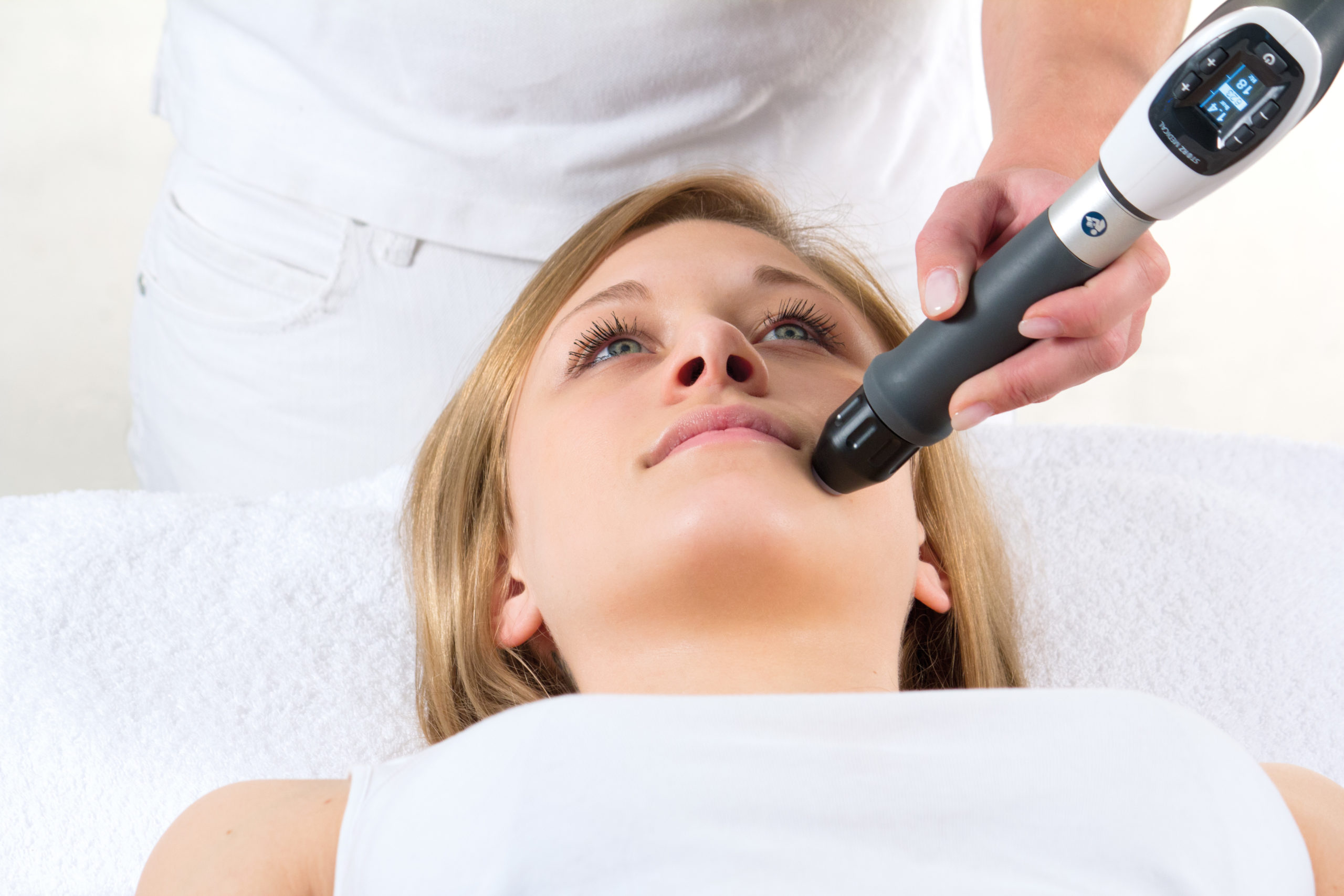 mujer recibiendo un tratamiento facial de ondas de choque en zaragoza