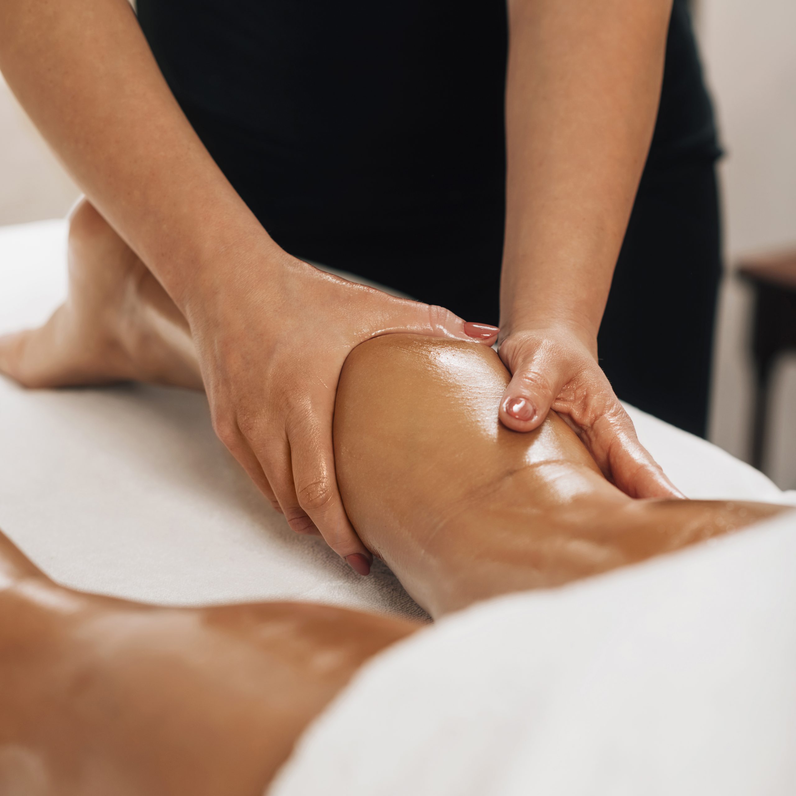 mujer recibiendo una terapia de drenaje linfático manual en Zaragoza