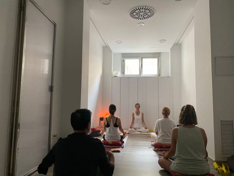Clase de Yoga en las instalaciones de FarmaGreen