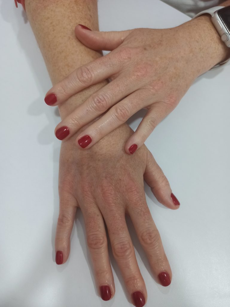 manicura roja realizada por Farmagreen