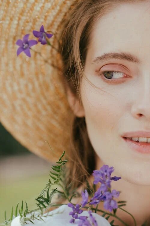 mujer con flores