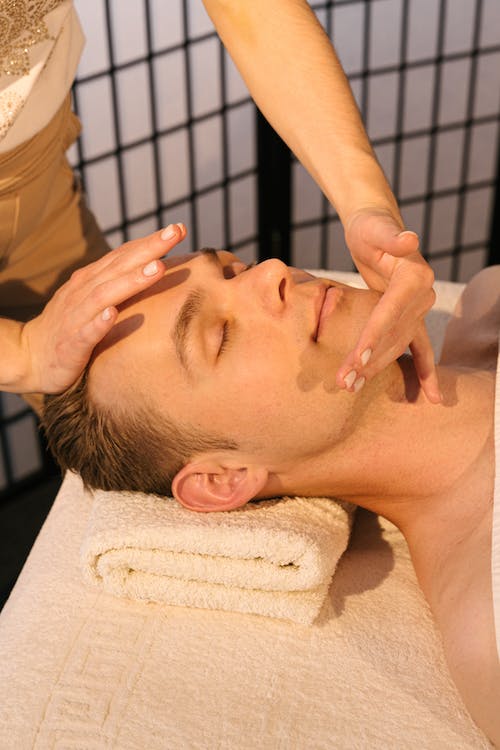 hombre sometiendose a un diagnóstico facial. Zaragoza