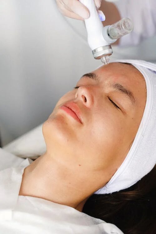 mujer realizandose una limpieza hydrofacial