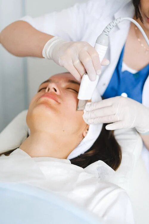 mujer realizandose una limpieza hydrofacial