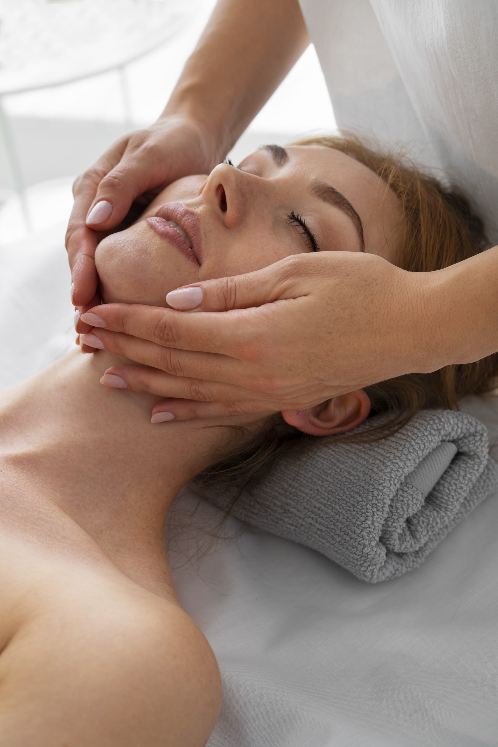 Mujer recibiendo un masaje relajante en Zaragoza